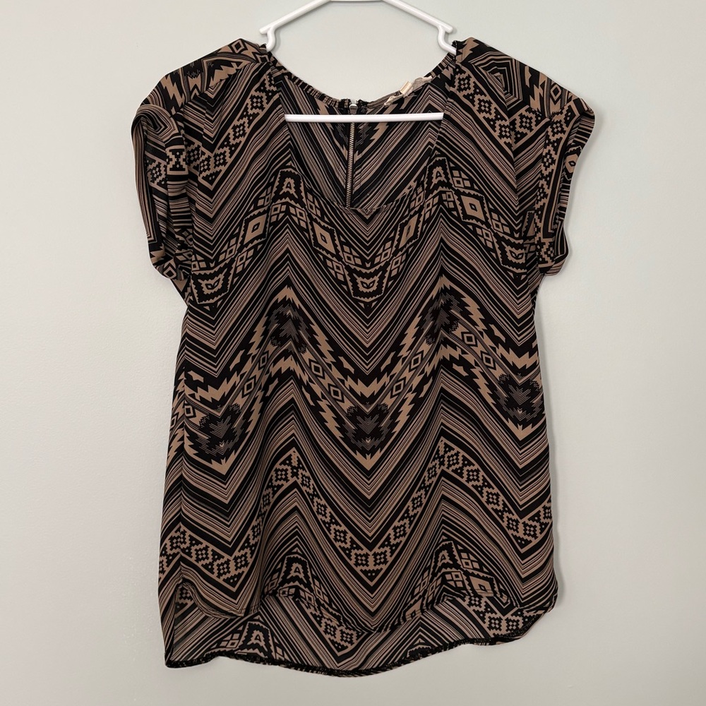 Black and brown pattern short sleeve top